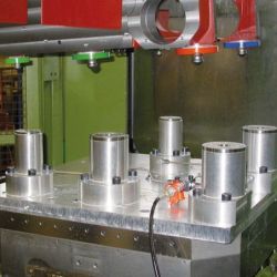 AMF 6370ZN-20-002 Schwert-Spannbolzen Größe 20